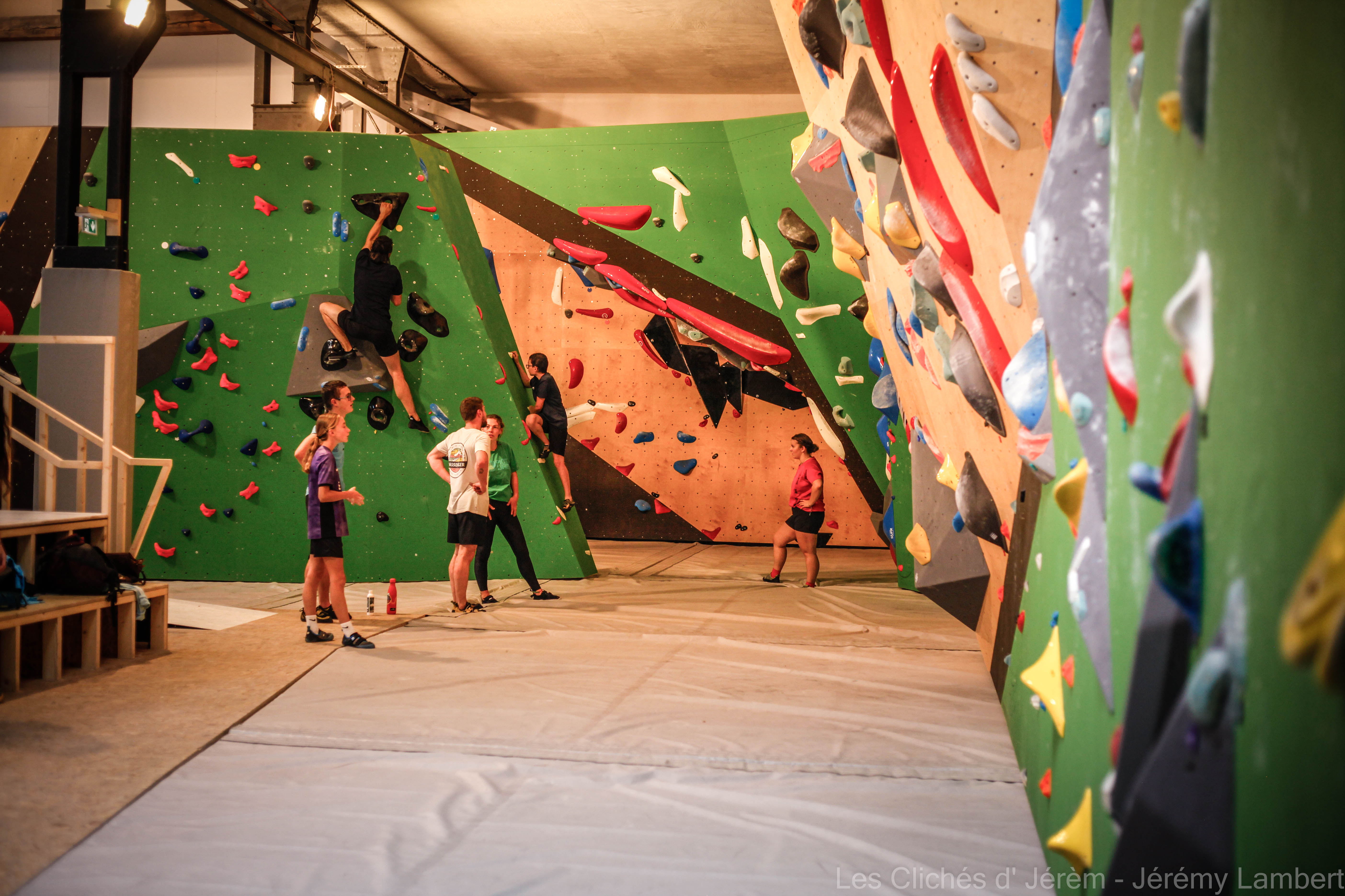 Loisirs sportifs dans les Vosges : pourquoi essayer l’escalade chez Hop’n Bloc