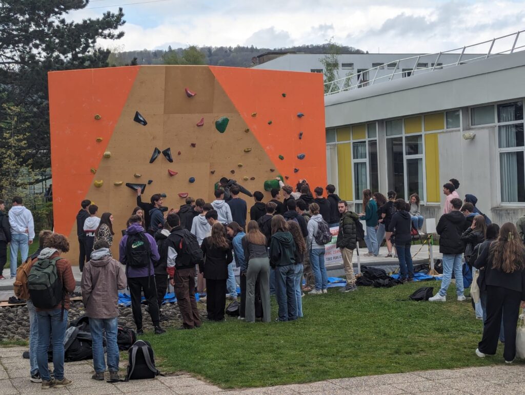 Organisateurs d’événements : pourquoi louer un mur d’escalade attire toujours du public