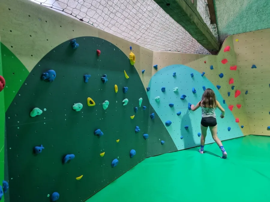 Activité enfants dans les Vosges : pourquoi vos enfants vont adorer grimper chez Hop’n Bloc